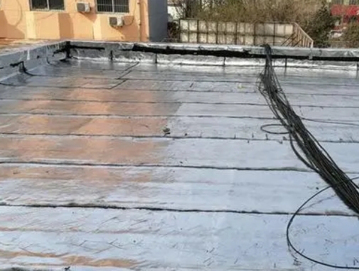 伍家岗卫生间漏水维修公司分享下伍家岗屋面楼顶防水刚性防水层施工要点。